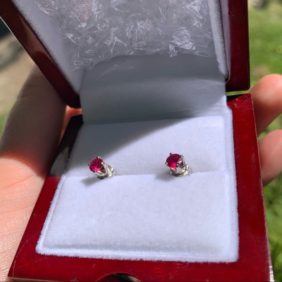 Genuine 14k white gold ruby stud earrings clean and new - Picture 4 of 4